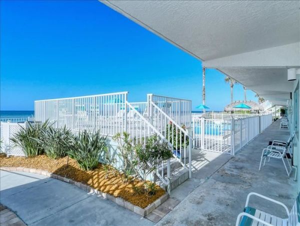 Longboat Key Cozy Vacation Condo Steps from the Beach