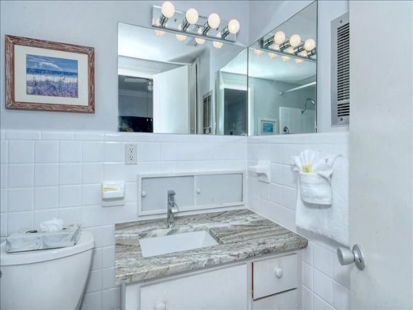 Longboat Key Cozy Vacation Condo Steps from the Beach