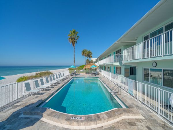 Longboat Key Cozy Vacation Condo Steps from the Beach