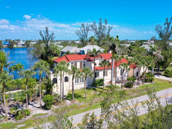 Sanibel Island Vacation Rental | Luxury 4-Bedroom Beach Home with Pool & Lake Views