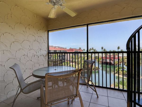 Two Bedroom Beachfront Retreat in Sanibel