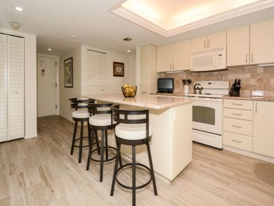 Beautiful Sarasota Vacation Condo Walk to Beach with Pool