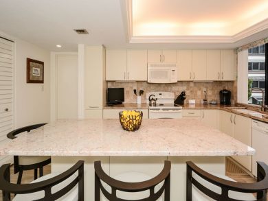 Beautiful Sarasota Vacation Condo Walk to Beach with Pool