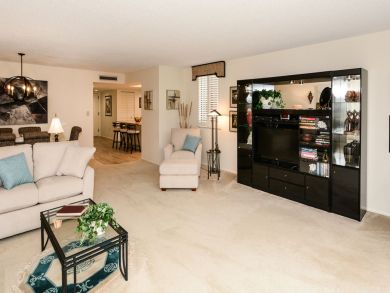 Beautiful Sarasota Vacation Condo Walk to Beach with Pool
