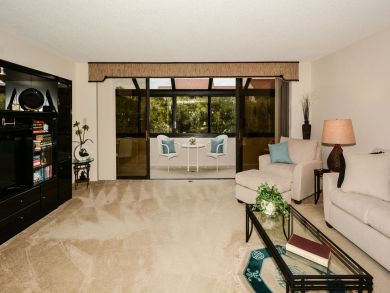 Beautiful Sarasota Vacation Condo Walk to Beach with Pool