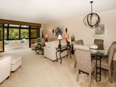 Beautiful Sarasota Vacation Condo Walk to Beach with Pool