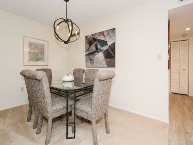 Beautiful Sarasota Vacation Condo Walk to Beach with Pool