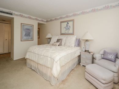 Beautiful Sarasota Vacation Condo Walk to Beach with Pool