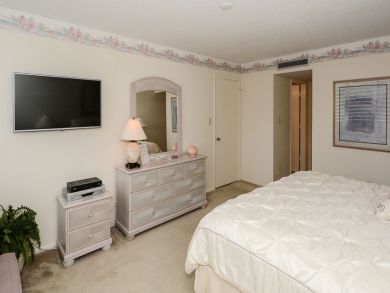 Beautiful Sarasota Vacation Condo Walk to Beach with Pool
