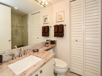Beautiful Sarasota Vacation Condo Walk to Beach with Pool