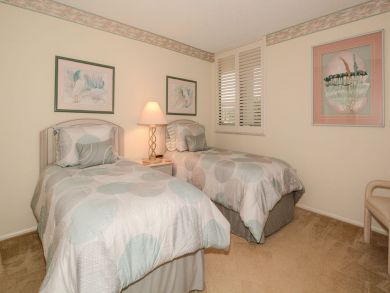 Beautiful Sarasota Vacation Condo Walk to Beach with Pool