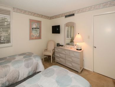 Beautiful Sarasota Vacation Condo Walk to Beach with Pool