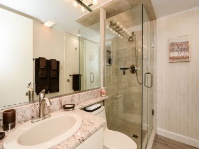 Beautiful Sarasota Vacation Condo Walk to Beach with Pool