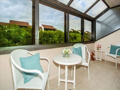 Beautiful Sarasota Vacation Condo Walk to Beach with Pool