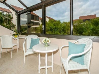 Beautiful Sarasota Vacation Condo Walk to Beach with Pool