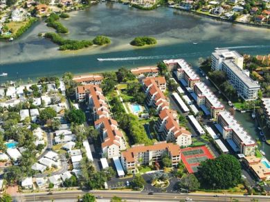 Beautiful Sarasota Vacation Condo Walk to Beach with Pool