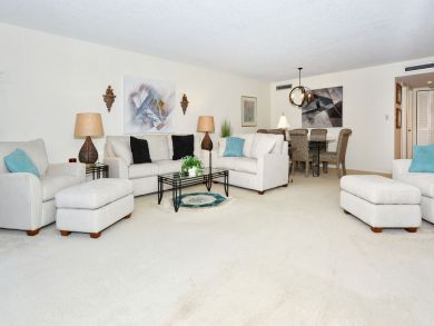 Beautiful Sarasota Vacation Condo Walk to Beach with Pool