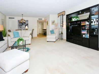 Beautiful Sarasota Vacation Condo Walk to Beach with Pool