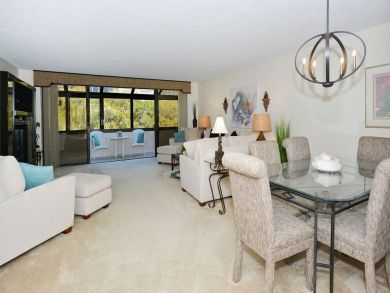 Beautiful Sarasota Vacation Condo Walk to Beach with Pool