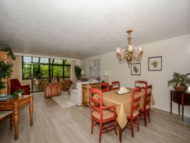 Beautiful Sarasota Vacation Condo Walk to Beach with Pool