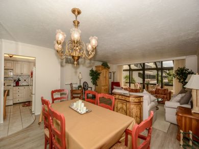 Beautiful Sarasota Vacation Condo Walk to Beach with Pool