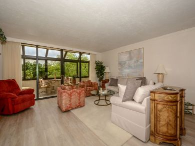 Beautiful Sarasota Vacation Condo Walk to Beach with Pool