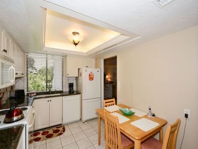Beautiful Sarasota Vacation Condo Walk to Beach with Pool