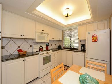 Beautiful Sarasota Vacation Condo Walk to Beach with Pool