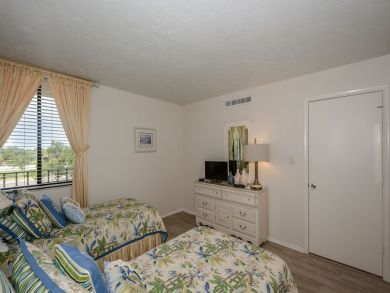 Beautiful Sarasota Vacation Condo Walk to Beach with Pool