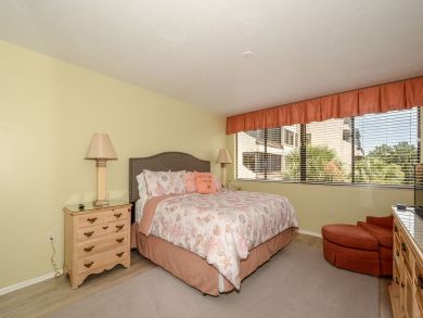 Beautiful Sarasota Vacation Condo Walk to Beach with Pool