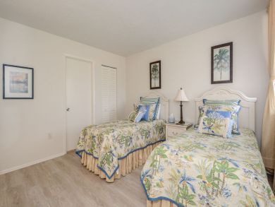 Beautiful Sarasota Vacation Condo Walk to Beach with Pool