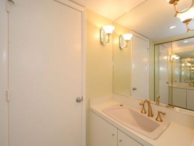 Beautiful Sarasota Vacation Condo Walk to Beach with Pool