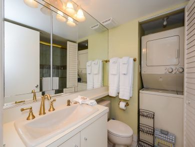 Beautiful Sarasota Vacation Condo Walk to Beach with Pool