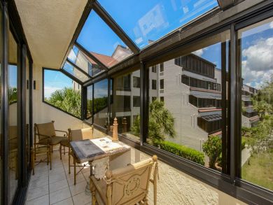 Beautiful Sarasota Vacation Condo Walk to Beach with Pool