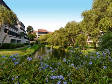 Beautiful Sarasota Vacation Condo Walk to Beach with Pool