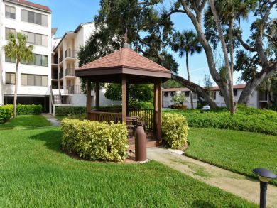 Beautiful Sarasota Vacation Condo Walk to Beach with Pool