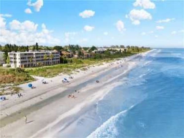Short Walk to Beach Sanibel Vacation Condo with Pool