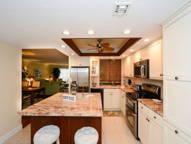 Beautiful Siesta Key Vacation Condo Walk to Beach with Pool
