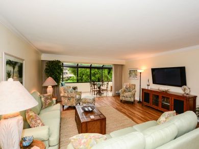 Beautiful Siesta Key Vacation Condo Walk to Beach with Pool