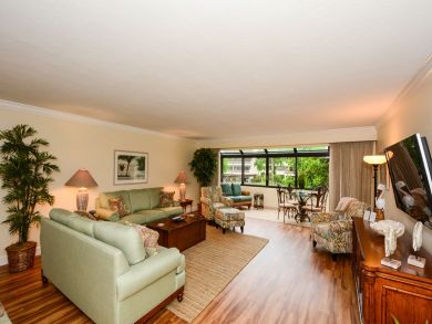 Beautiful Siesta Key Vacation Condo Walk to Beach with Pool