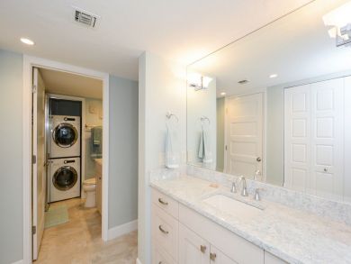 Beautiful Siesta Key Vacation Condo Walk to Beach with Pool