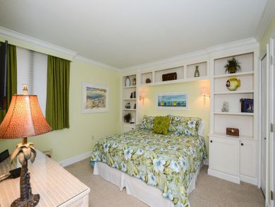 Beautiful Siesta Key Vacation Condo Walk to Beach with Pool
