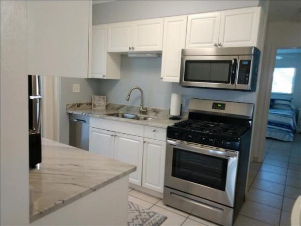 Sarasota 1 Bedroom Vacation Condo Located on Beach 4 Guests