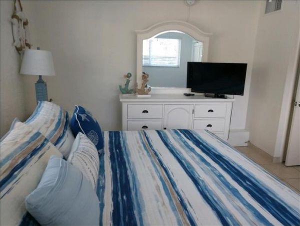 Sarasota 1 Bedroom Vacation Condo Located on Beach 4 Guests