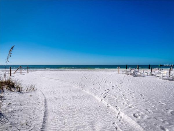 Sarasota 1 Bedroom Vacation Condo Located on Beach 4 Guests