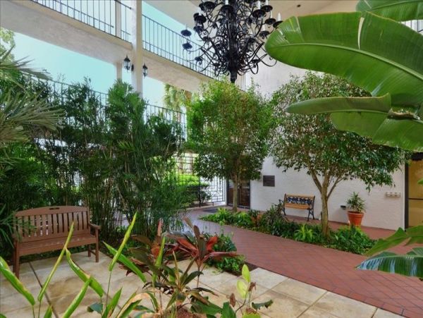 Short Walk to Beach Siesta Key Vacation Condo with Pool