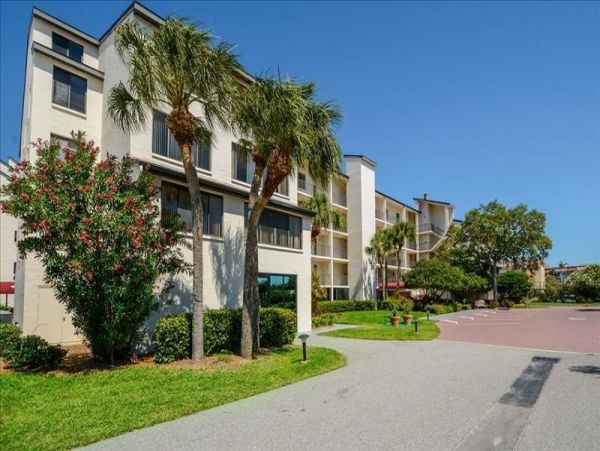 Short Walk to Beach Siesta Key Vacation Condo with Pool