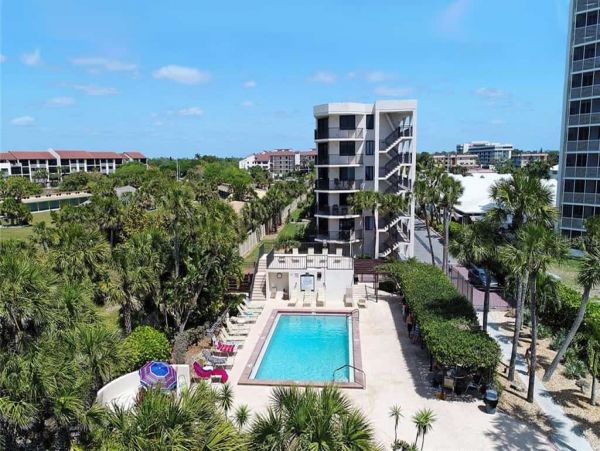 Short Walk to Beach Siesta Key Vacation Condo with Pool