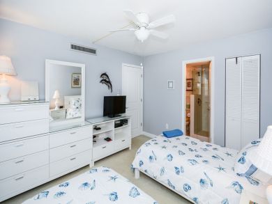 Beautiful Siesta Key Vacation Condo Walk to Beach with Pool