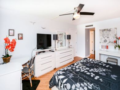 Beautiful Siesta Key Vacation Condo Walk to Beach with Pool